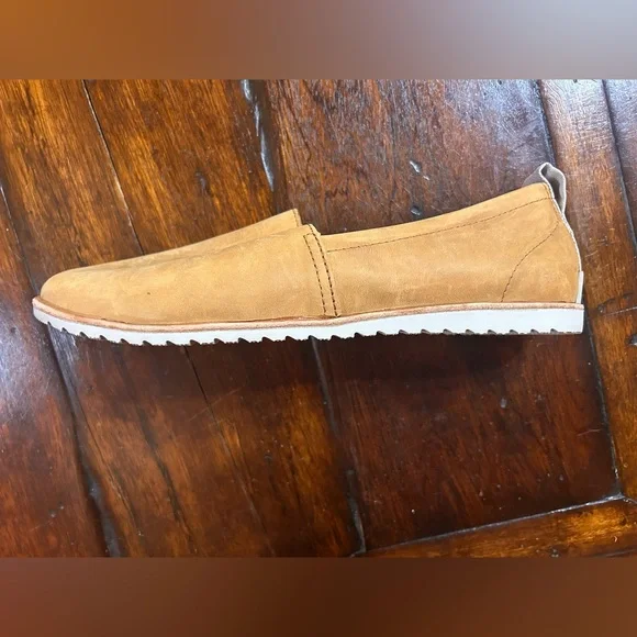 Sorel Ella Slip On Camel Brown Size 8.5  New with one spot on shoe. - Picture 11 of 12